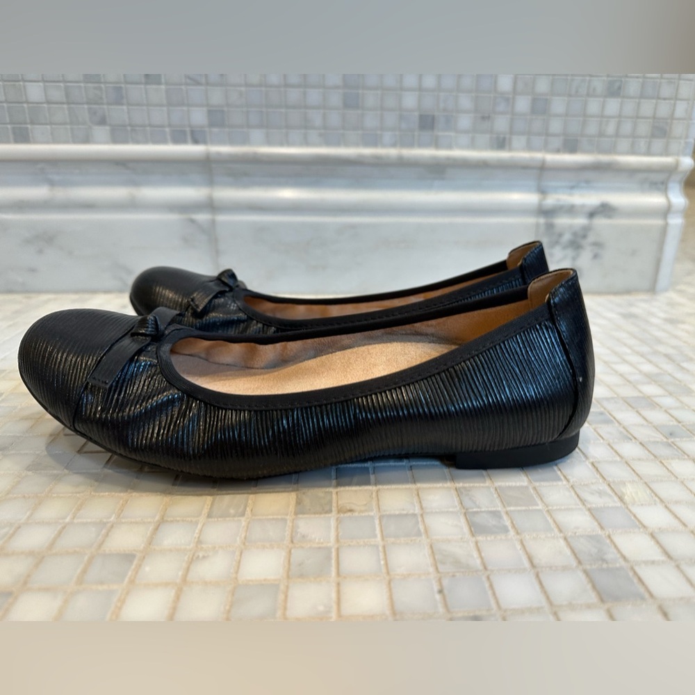Vionic Black Leather Amorie Ballet Flat Retired with Arch Support - Picture 3 of 11